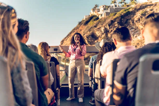 Guía turística explicando el recorrido a un grupo de viajeros durante una excursión por Europa