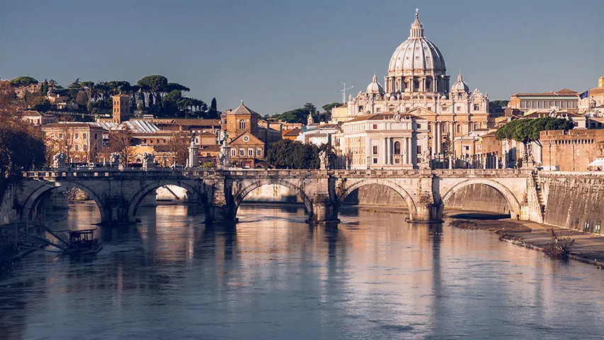 Vista panorámica de Roma con la Basílica de San Pedro y el puente de Sant'Angelo sobre el río Tíber