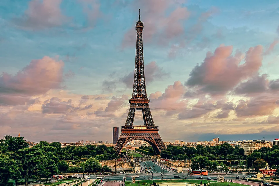 Vista panorámica de la Torre Eiffel en París, Francia, para circuitos clásicos por Europa.