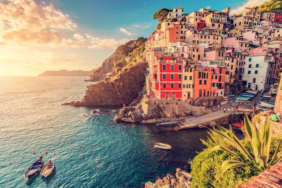 Casas de colores frente al mar en un pueblo costero de Italia.